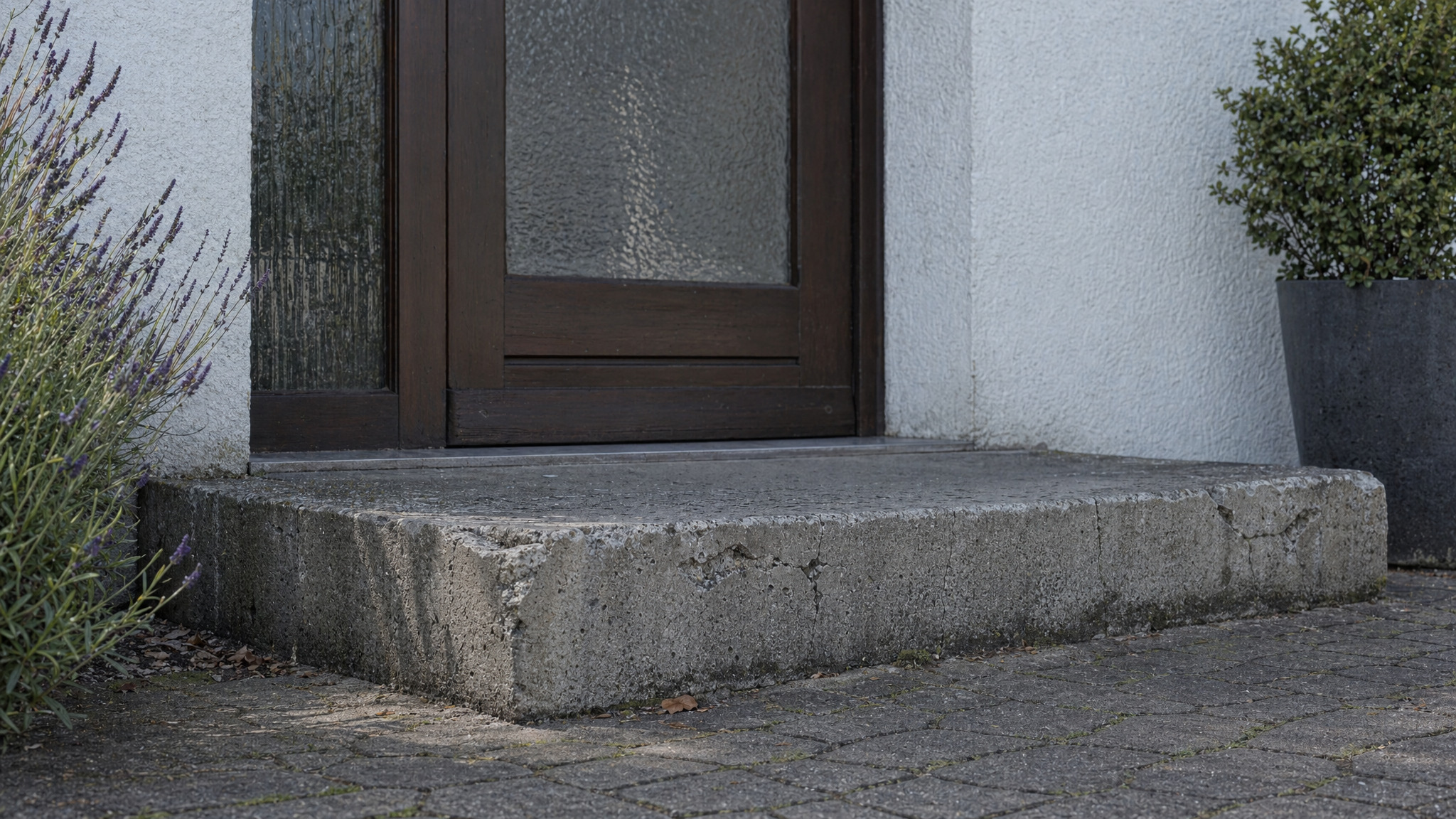 Beschädigte Podeste und Treppen Einfamilienhaus